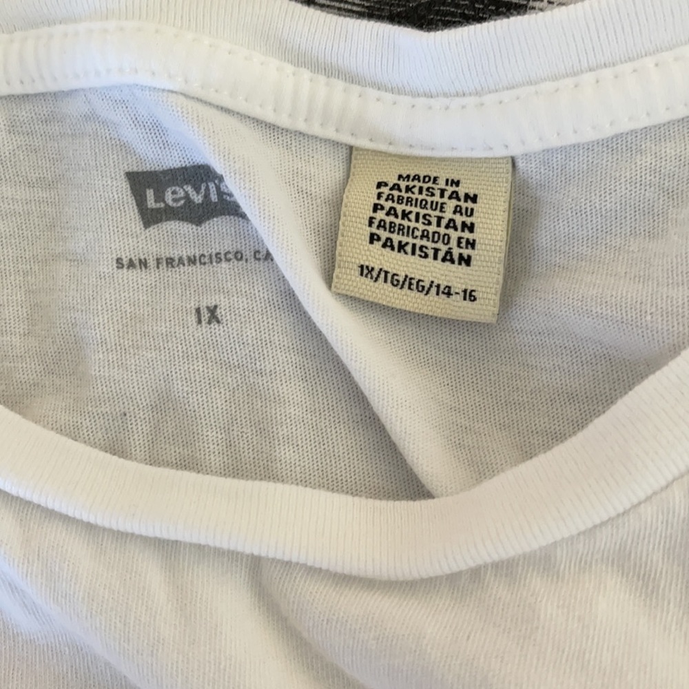 Levi’s Red Graphic Logo White Basic Tee - Picture 10 of 12